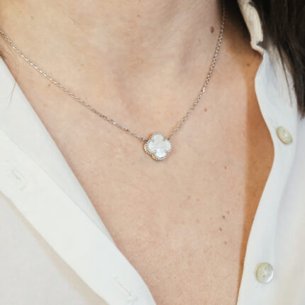 Ogrlica sa detelinom bele boje elegancija u svakom detalju