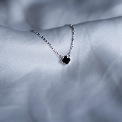 Mini detelina crna ogrlica boja srebra bela